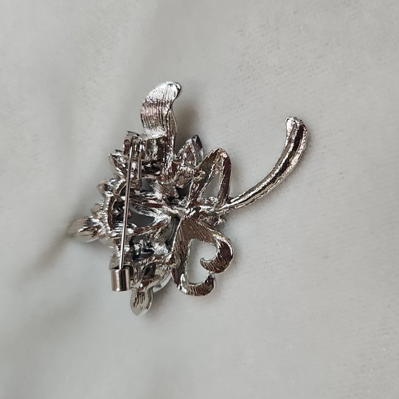 Women's Blue Silver Floral Bouquet Brooch Retro Style Pin Rhinestone Flower NWOT - Picture 4 of 5